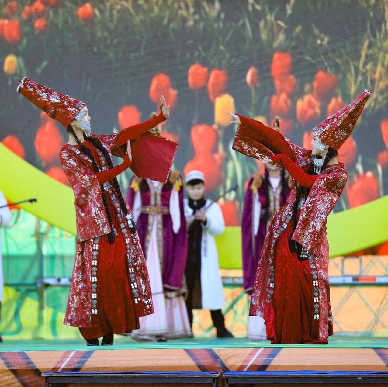 Дефиле в национальной одежде под этно-музыку показали актюбинцам